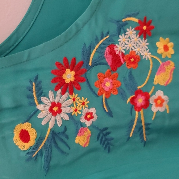 **Clearance** NWT women’s floral embroidery front blouse - Picture 2 of 7